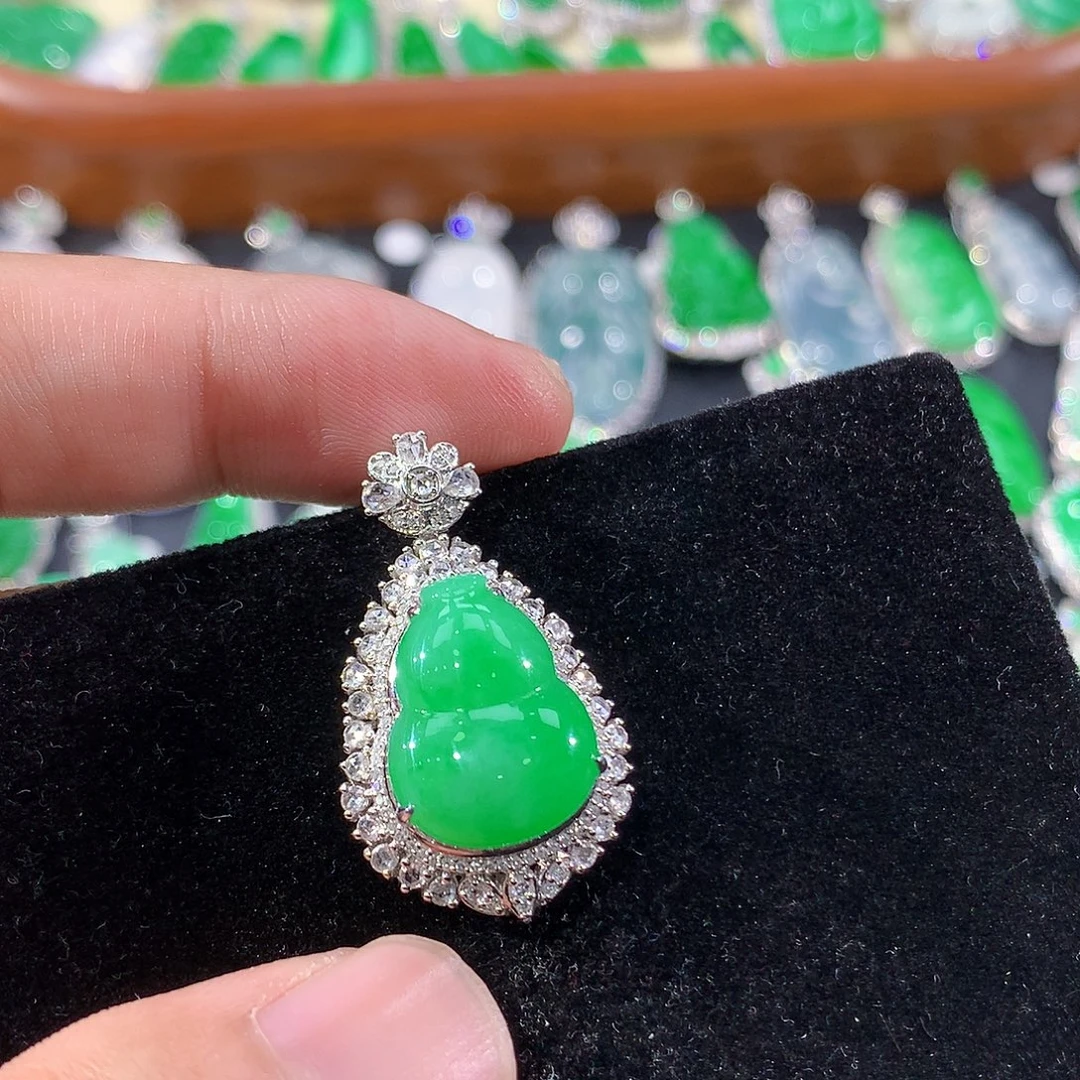 翡翠18K金镶嵌颈饰