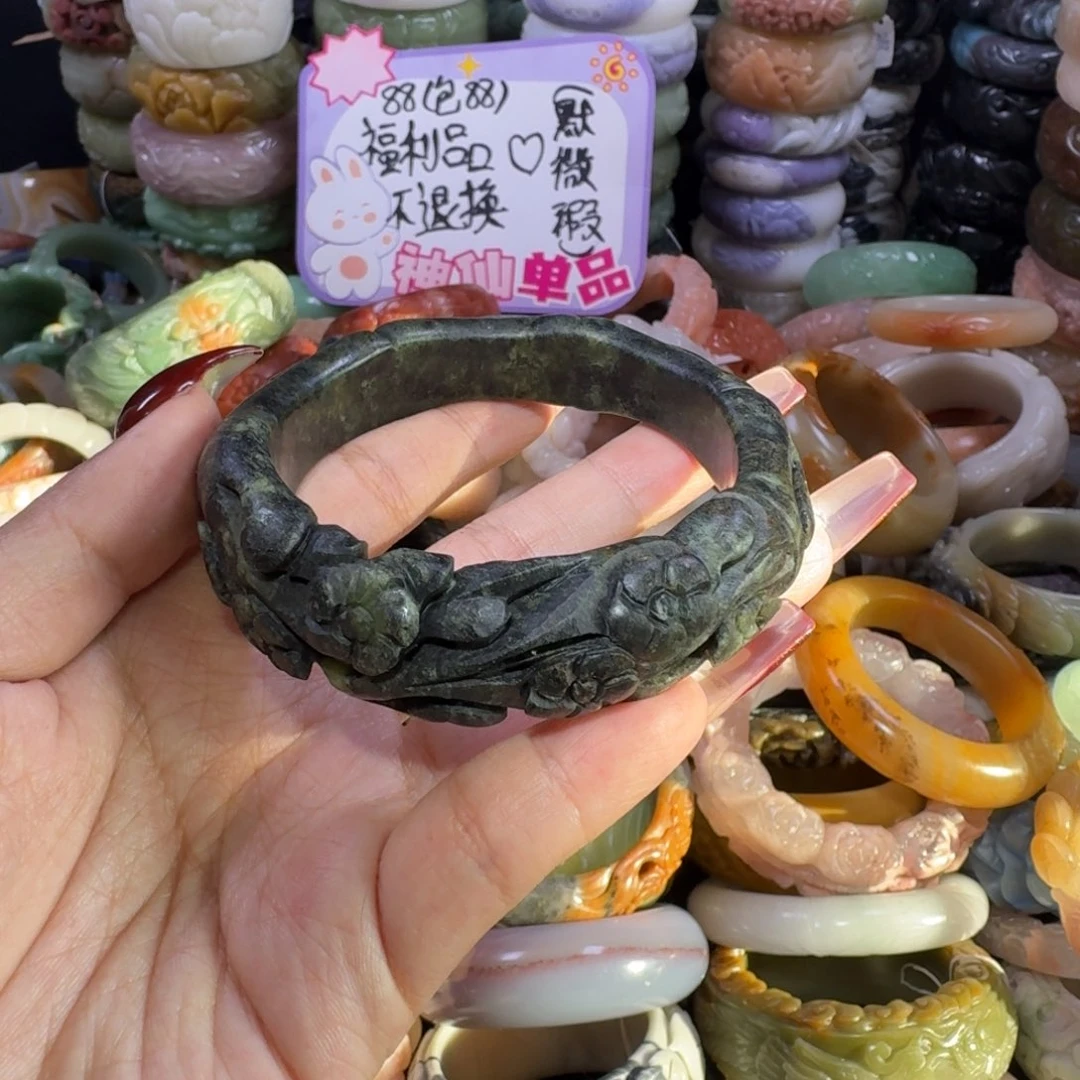 石英质玉（佘太翠）未镶嵌手镯15。63，微瑕不退换