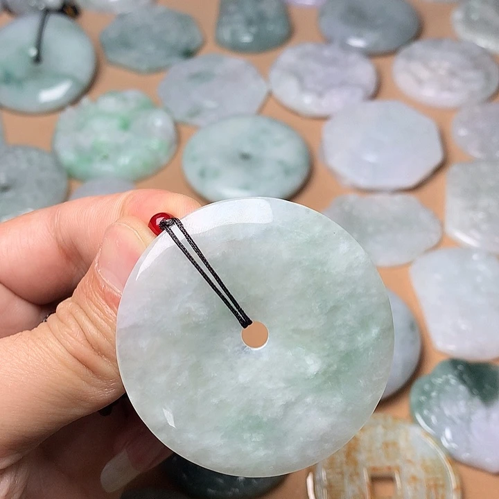 翡翠未镶嵌颈饰平安扣