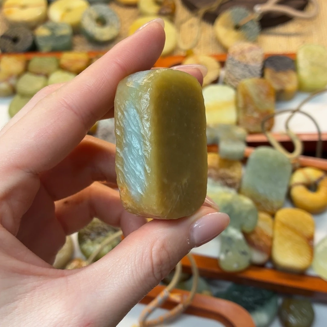 森***渊蛇纹石玉未镶嵌颈饰