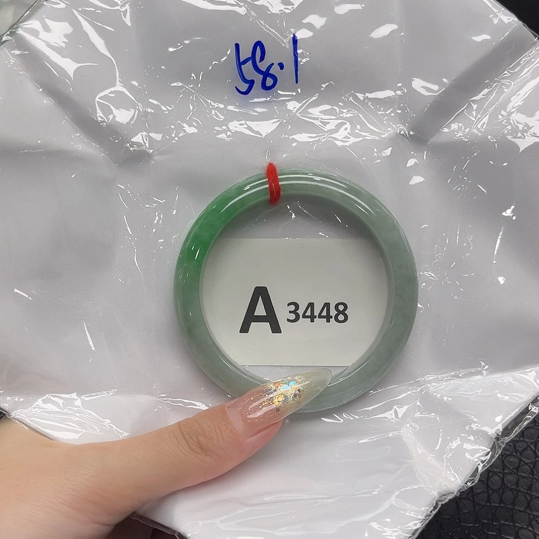 翡翠手镯未镶嵌默认瑕疵