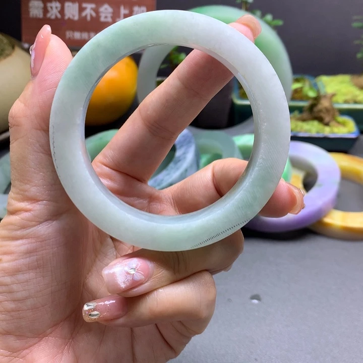 大***莉定制翡翠未镶嵌翡翠手镯