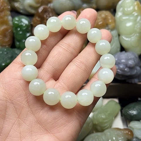 颈饰未镶嵌和田玉龍**人