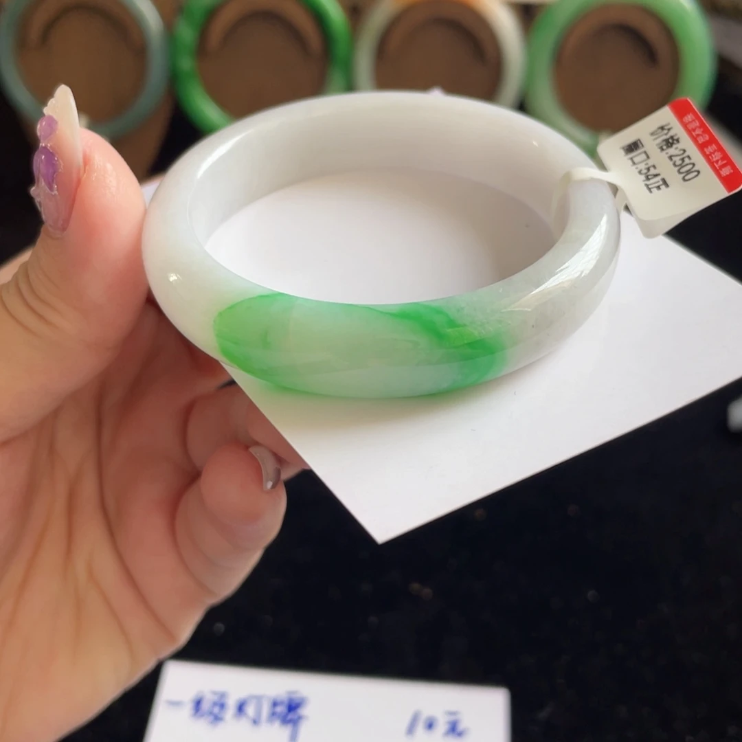 翡翠手镯未镶嵌翡翠手镯