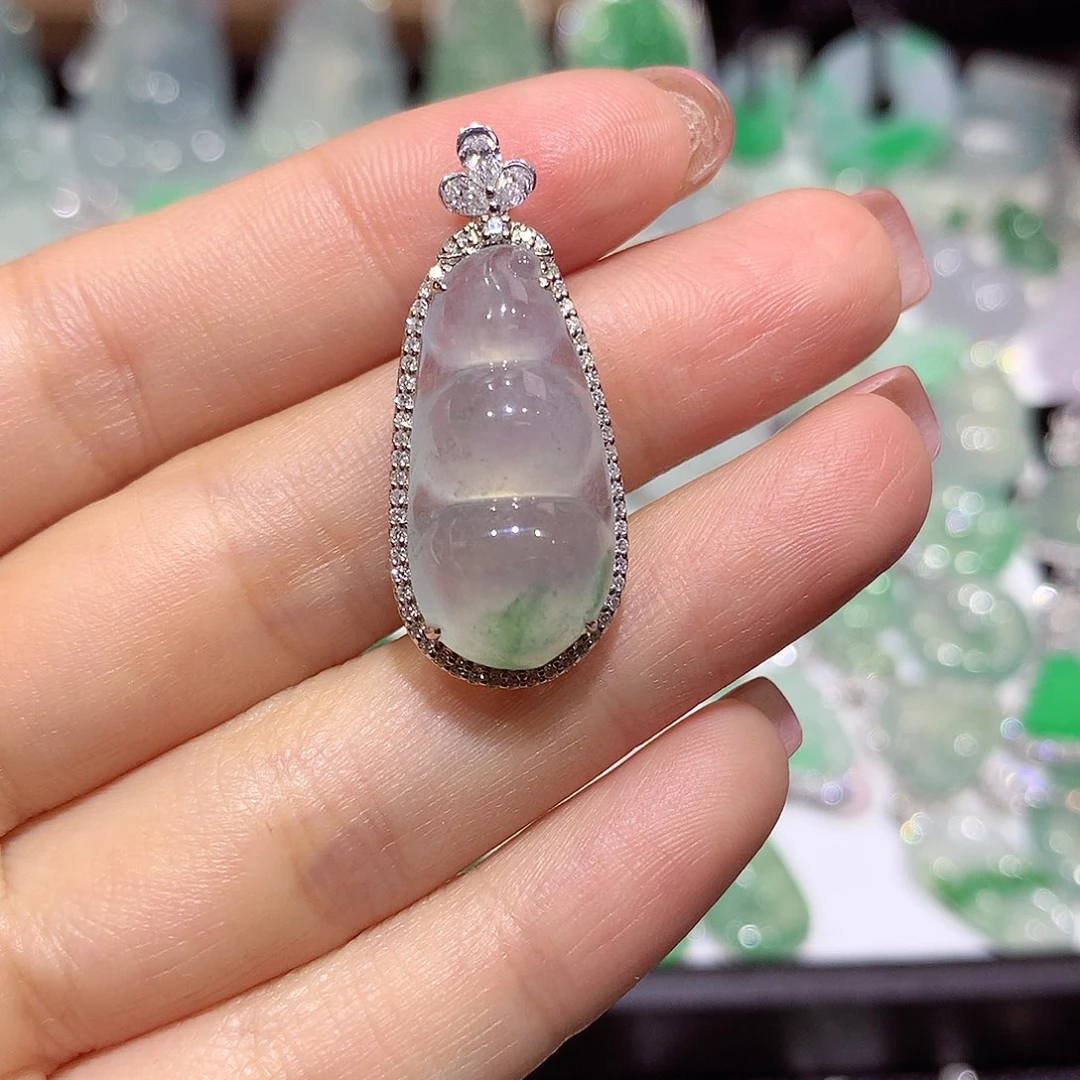 翡翠18K金镶嵌颈饰豆