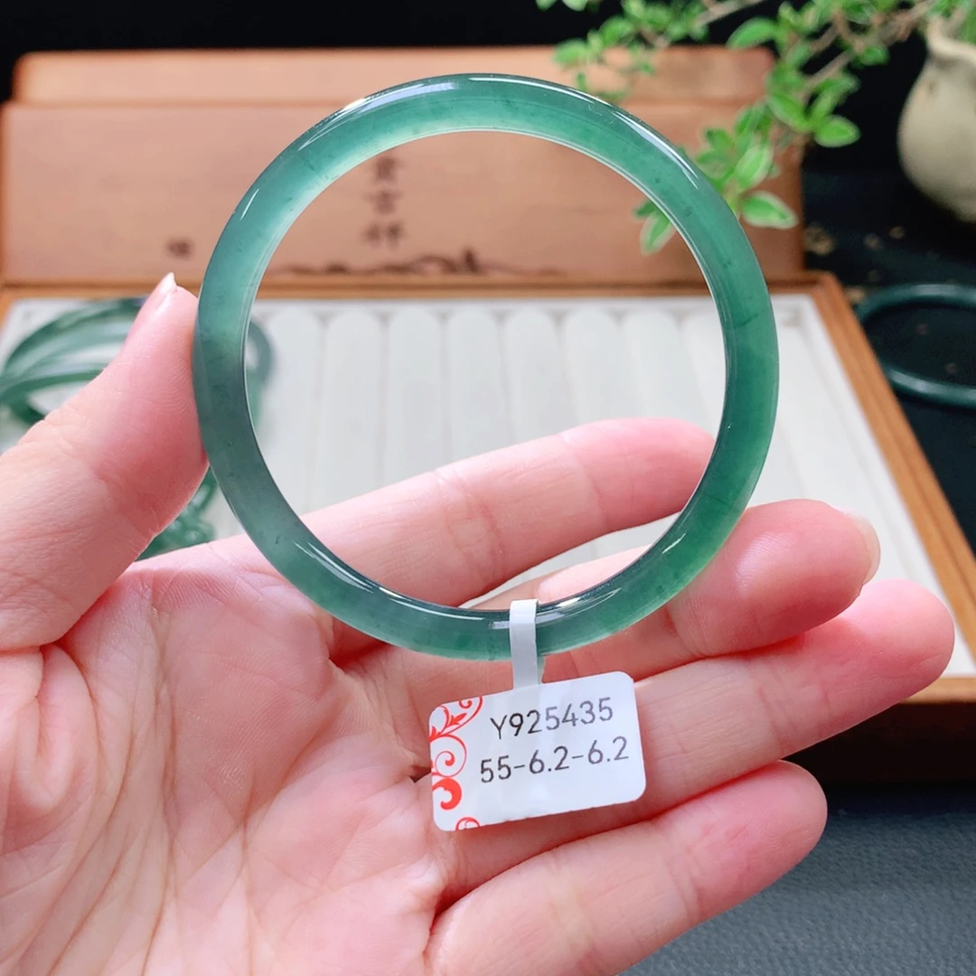 翡翠未镶嵌手镯（圆镯）