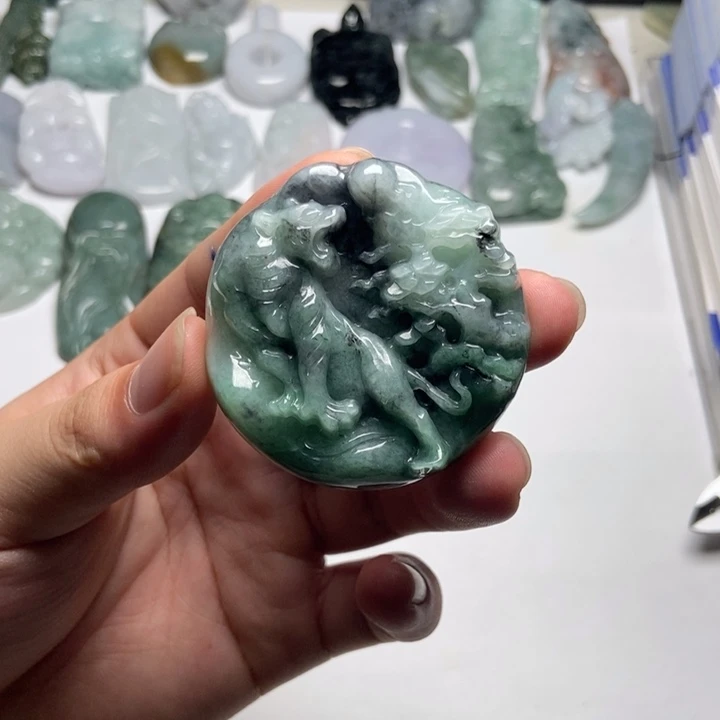 假***如翡翠未镶嵌颈饰虎牌