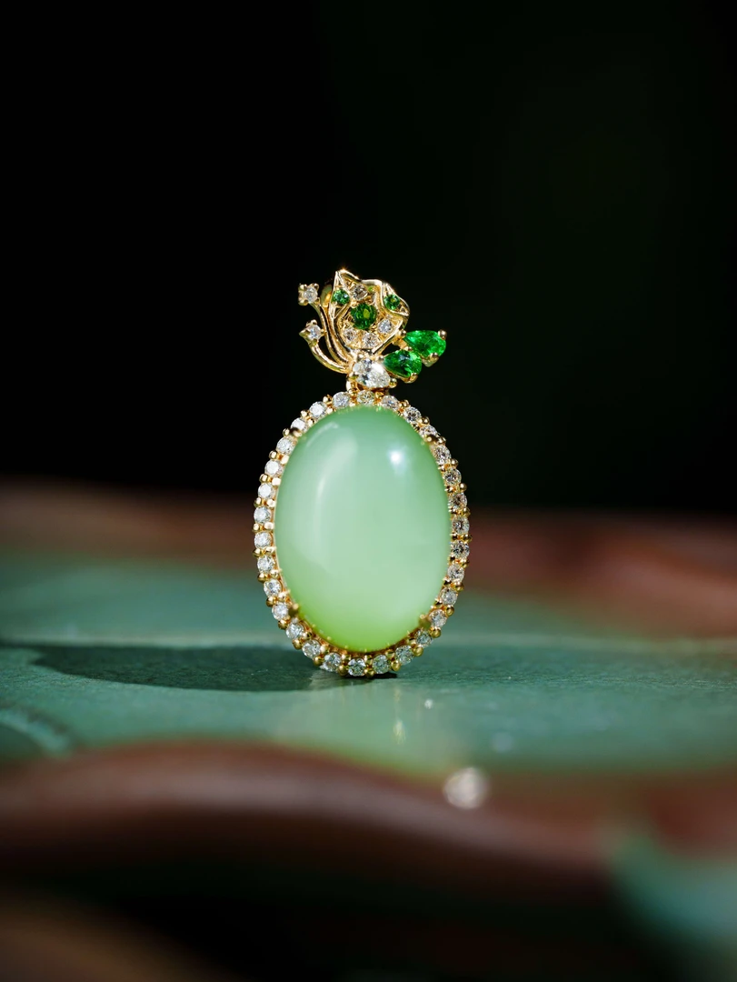 【典藏黑羊洞】18K金和田玉黑羊洞蛋面蝴蝶吊坠 D3991（A）