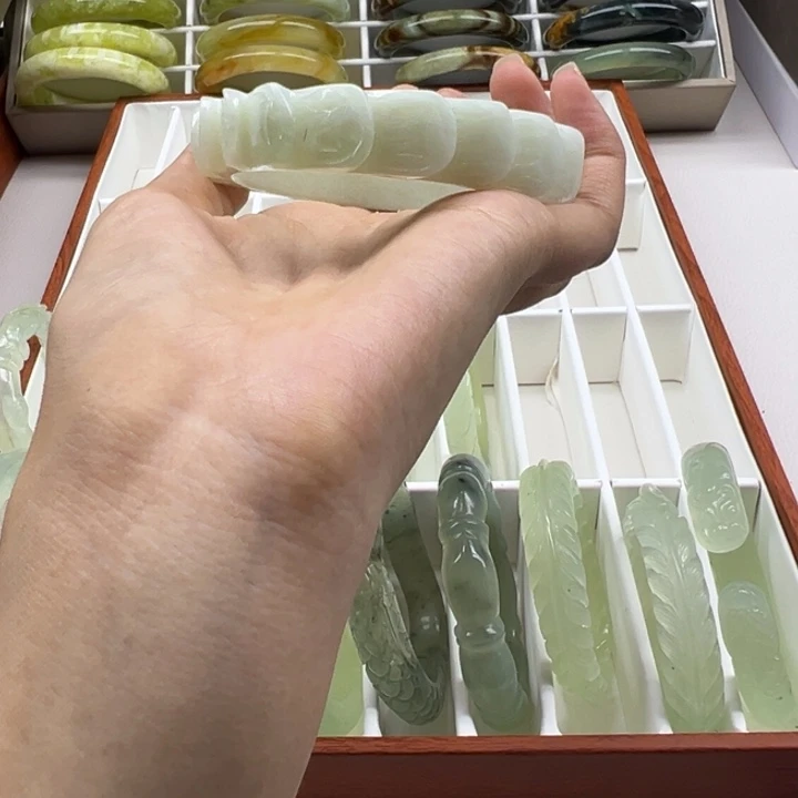 水***成蛇纹石玉未镶嵌手镯