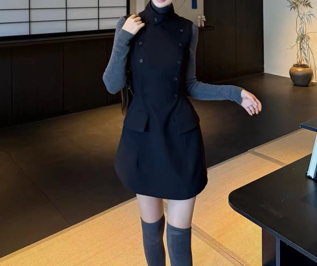 5626号25262秋冬纯色气质立领双排扣双口袋收腰质感马甲裙 带里衬