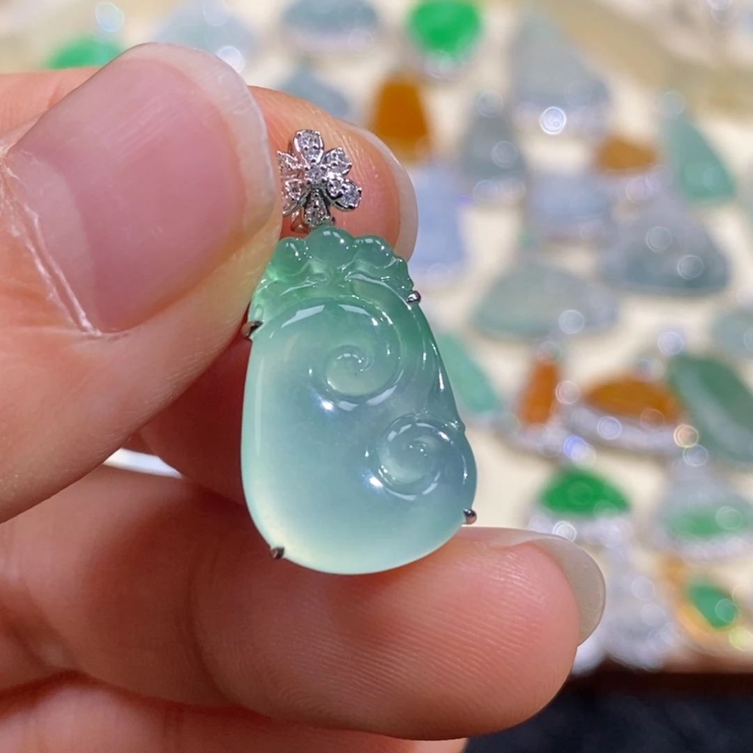 翡翠18K金镶嵌颈饰