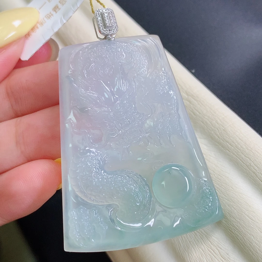 颈饰18K金镶嵌翡翠龙牌