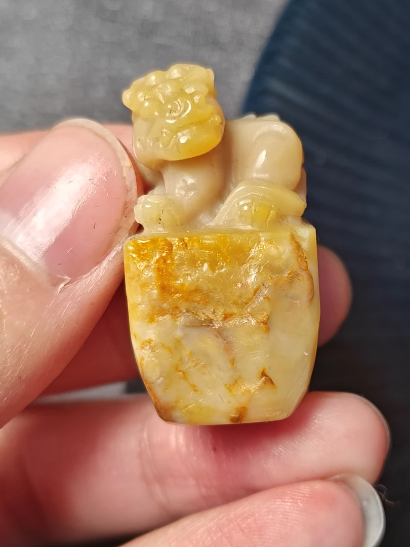 寿山石小闲章 瑞兽钮 质地温润细腻，色泽好皮完整 适合收藏把玩