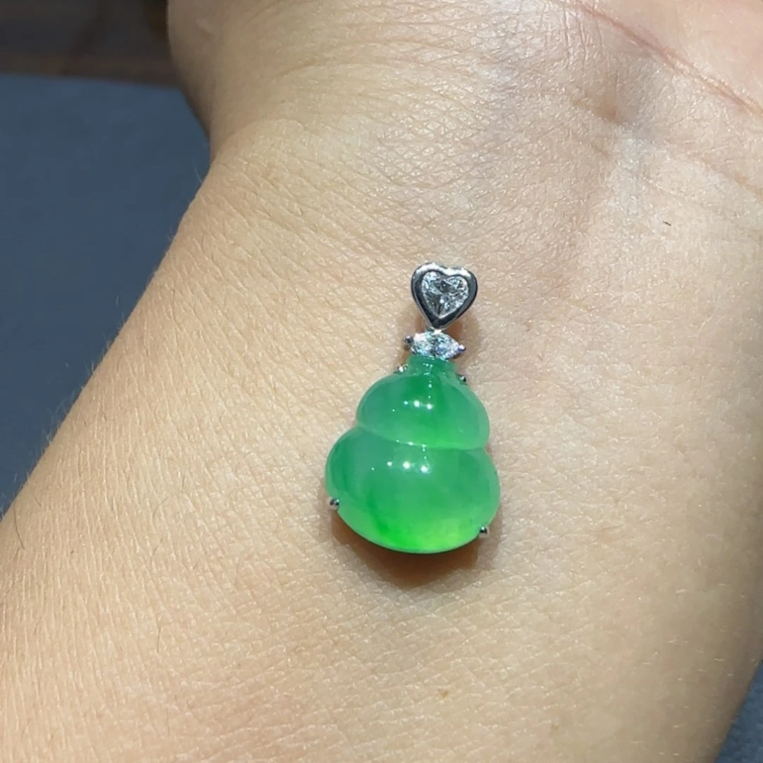 翡翠18K金镶嵌颈饰葫芦L