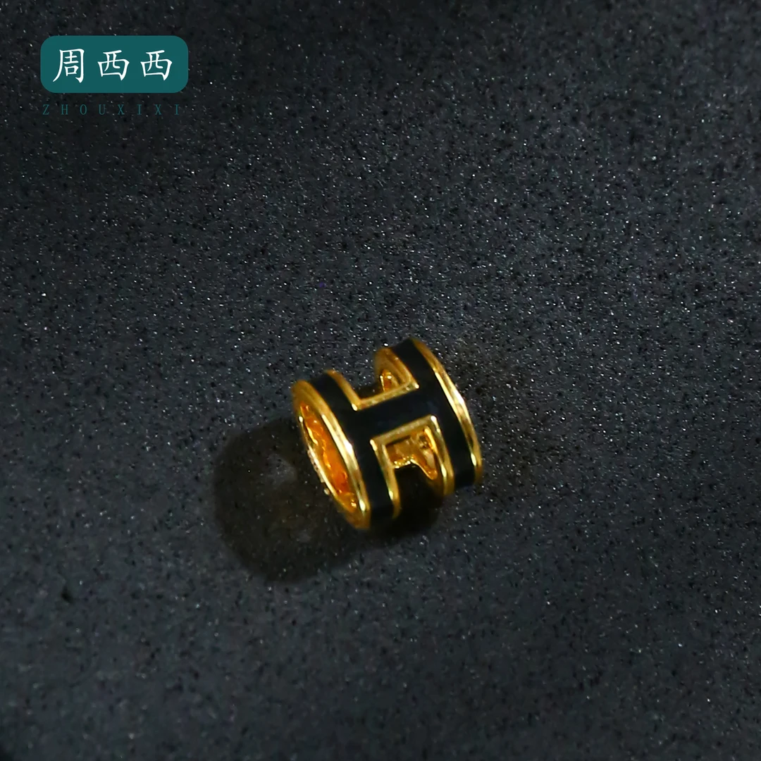 周西西精美18k吊坠长0.7宽0.9高0.5百搭多样性发货16751