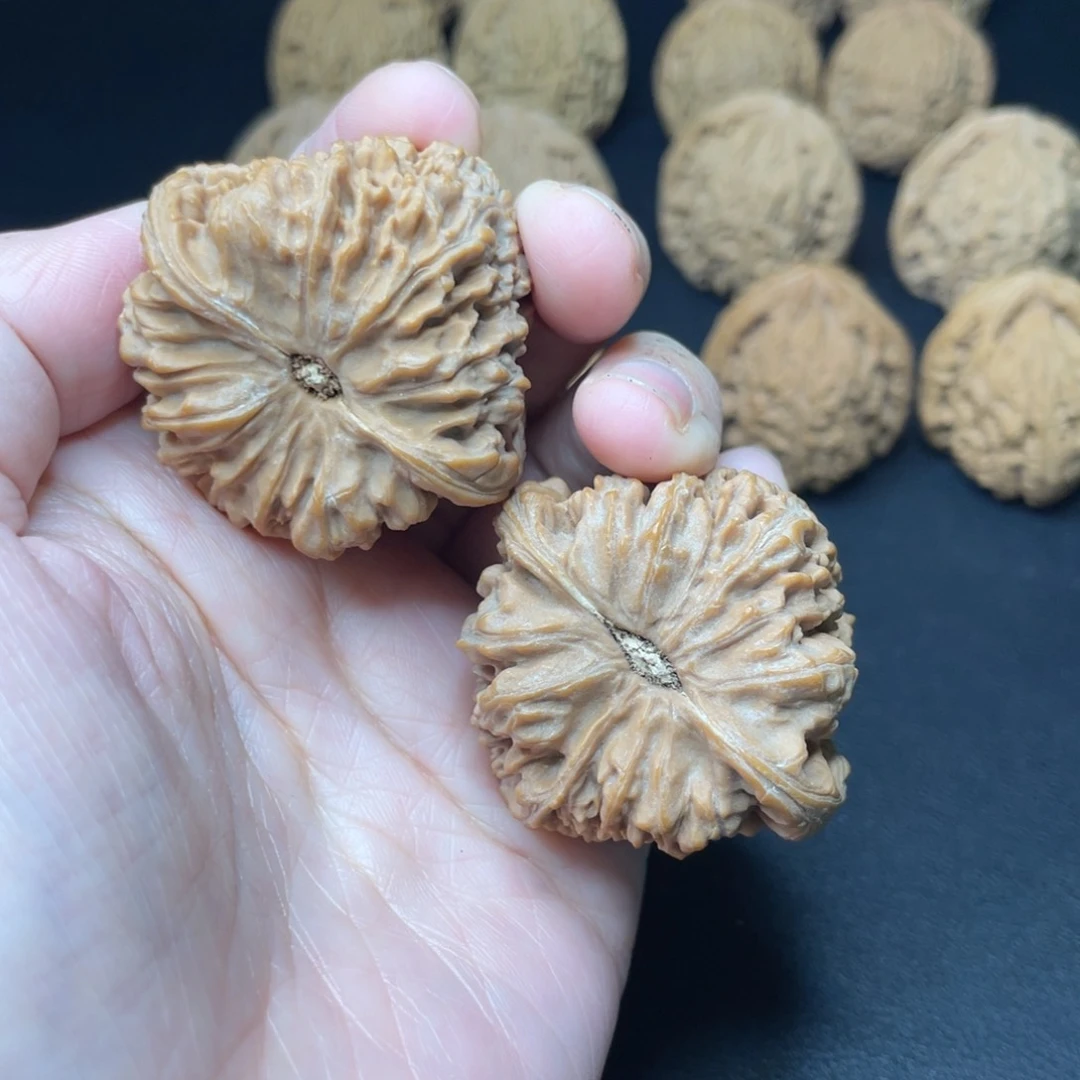 文玩核桃把件李**。南疆石