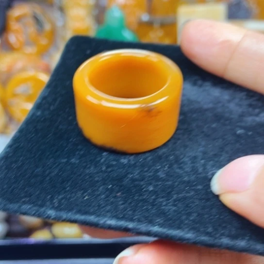 石英质玉（黄龙玉）未镶嵌颈饰