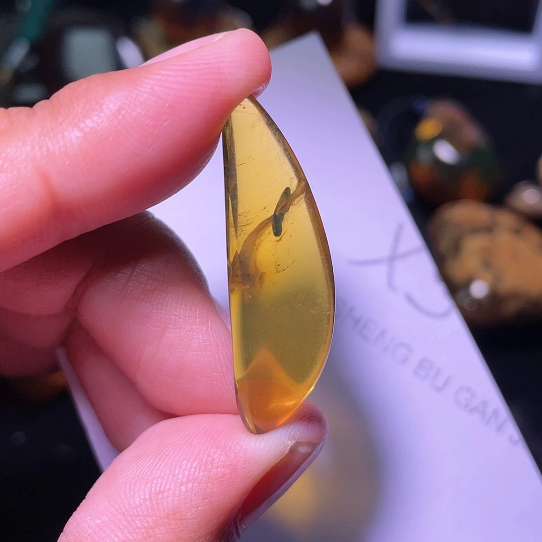 琥珀裸石未镶嵌，