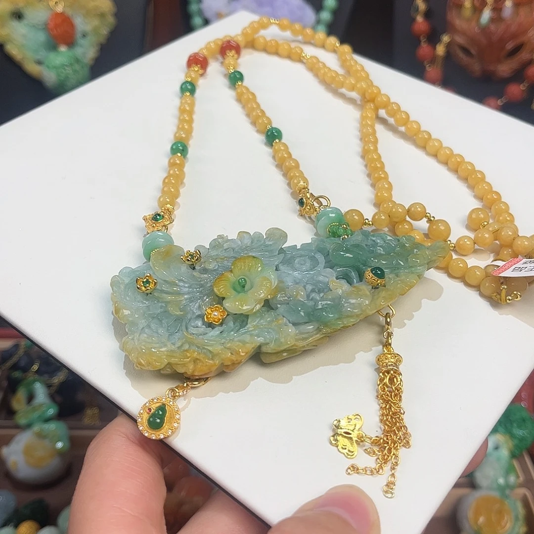 翡翠未镶嵌颈饰凤穿牡丹