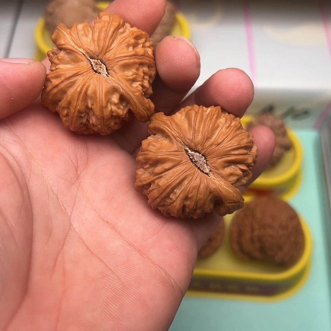 文玩核桃吊坠白狮子42