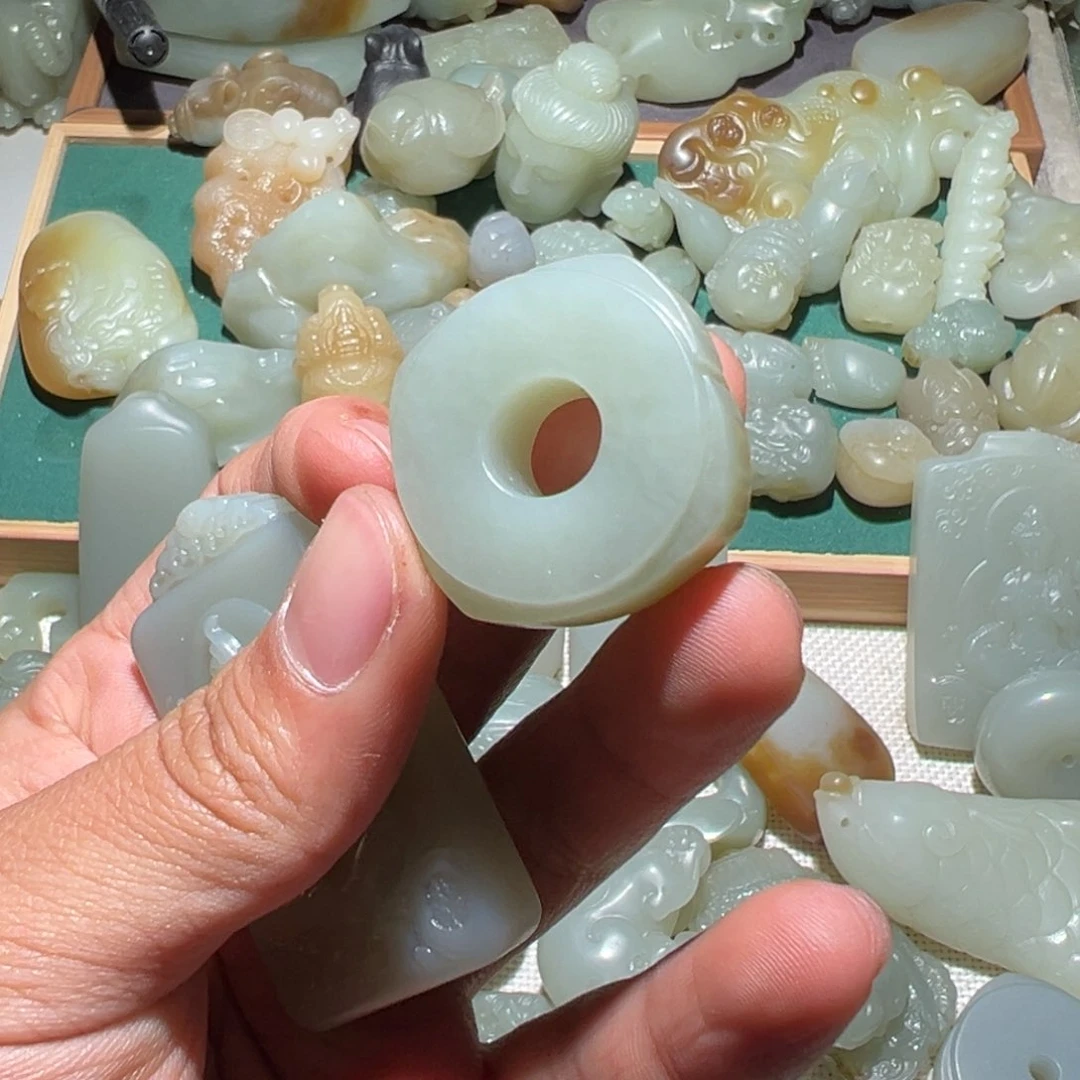 颈饰未镶嵌和田玉霜**林