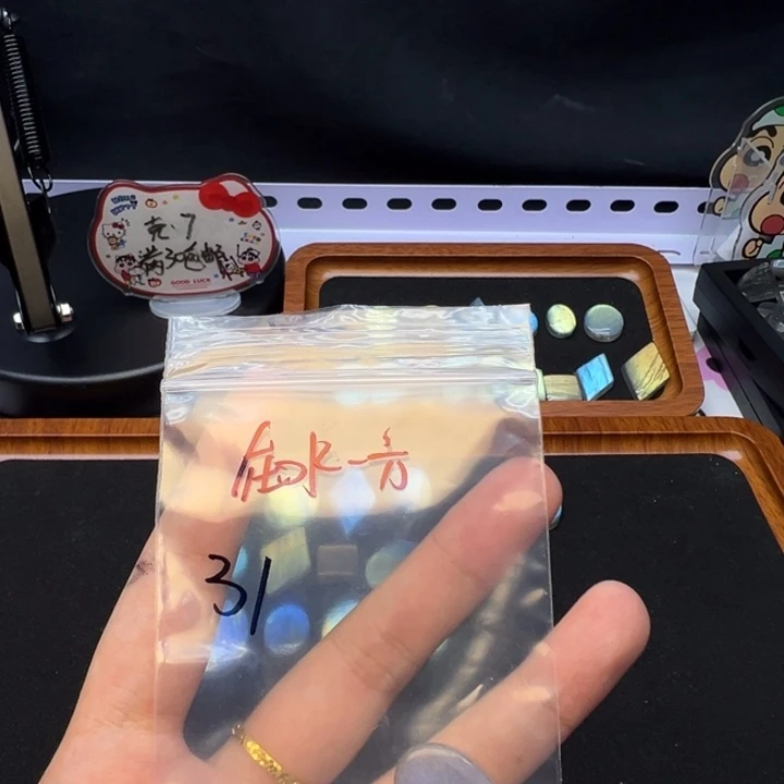 在***方有机玻璃天然拉长石吊坠款