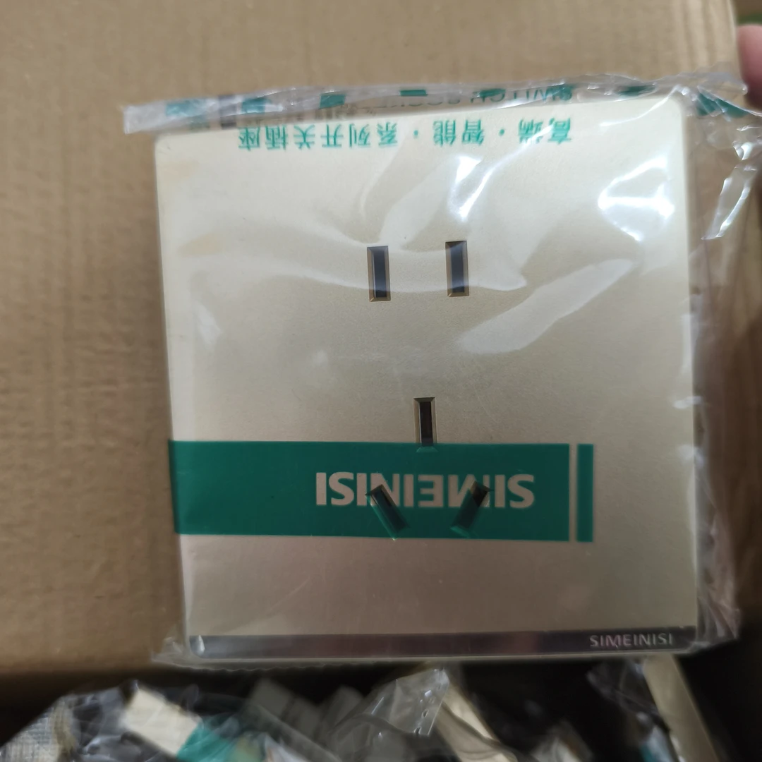 品质暗五孔墙壁开关3个(品牌款式随机)