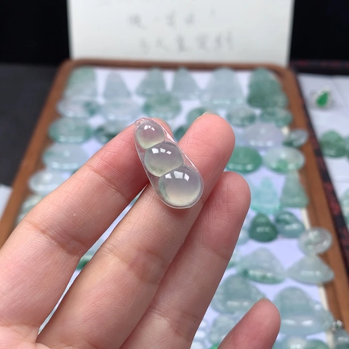 颈饰未镶嵌翡翠冰种福豆