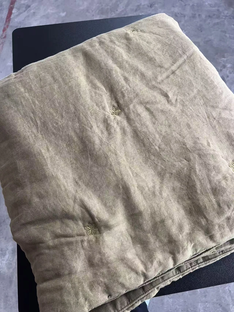 亚麻六瓣花刺绣被