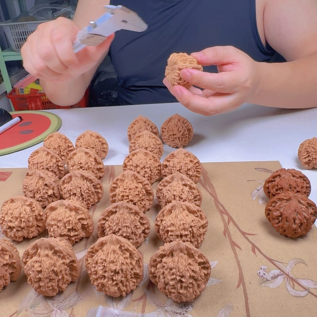 文玩核桃吊坠山地高官，默认虚尖微磕512