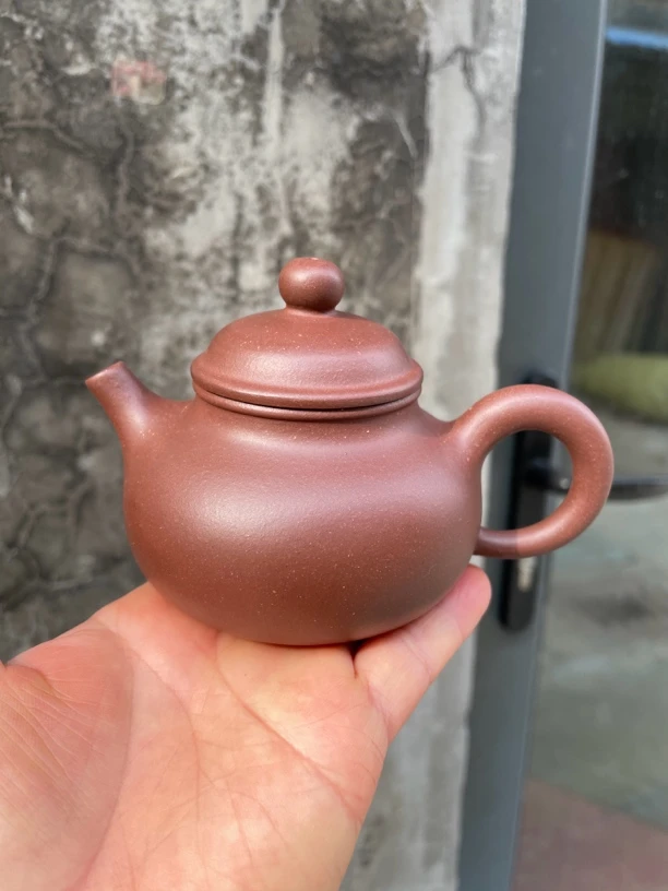 宜兴原矿紫砂壶，容天，底槽清泥，容量150cc，半手工制作