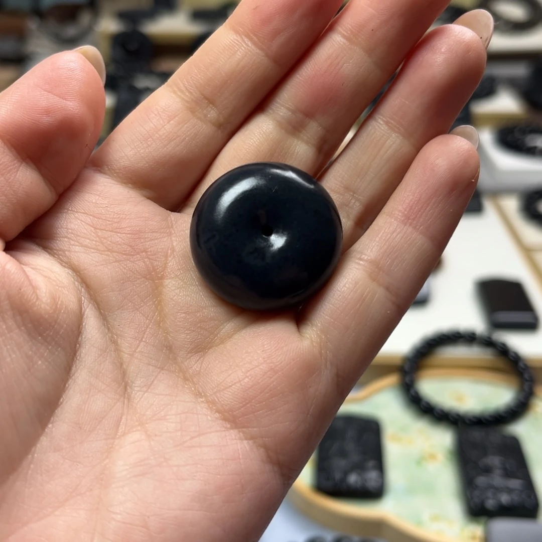 和田玉（墨玉）未镶嵌颈饰平安扣体验