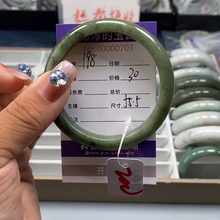 翡翠手镯未镶嵌翡翠