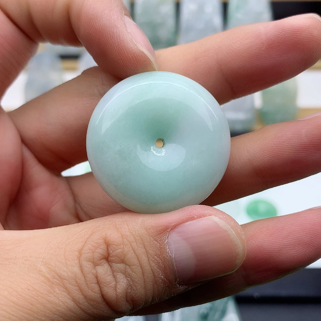 翡翠颈饰未镶嵌平安扣