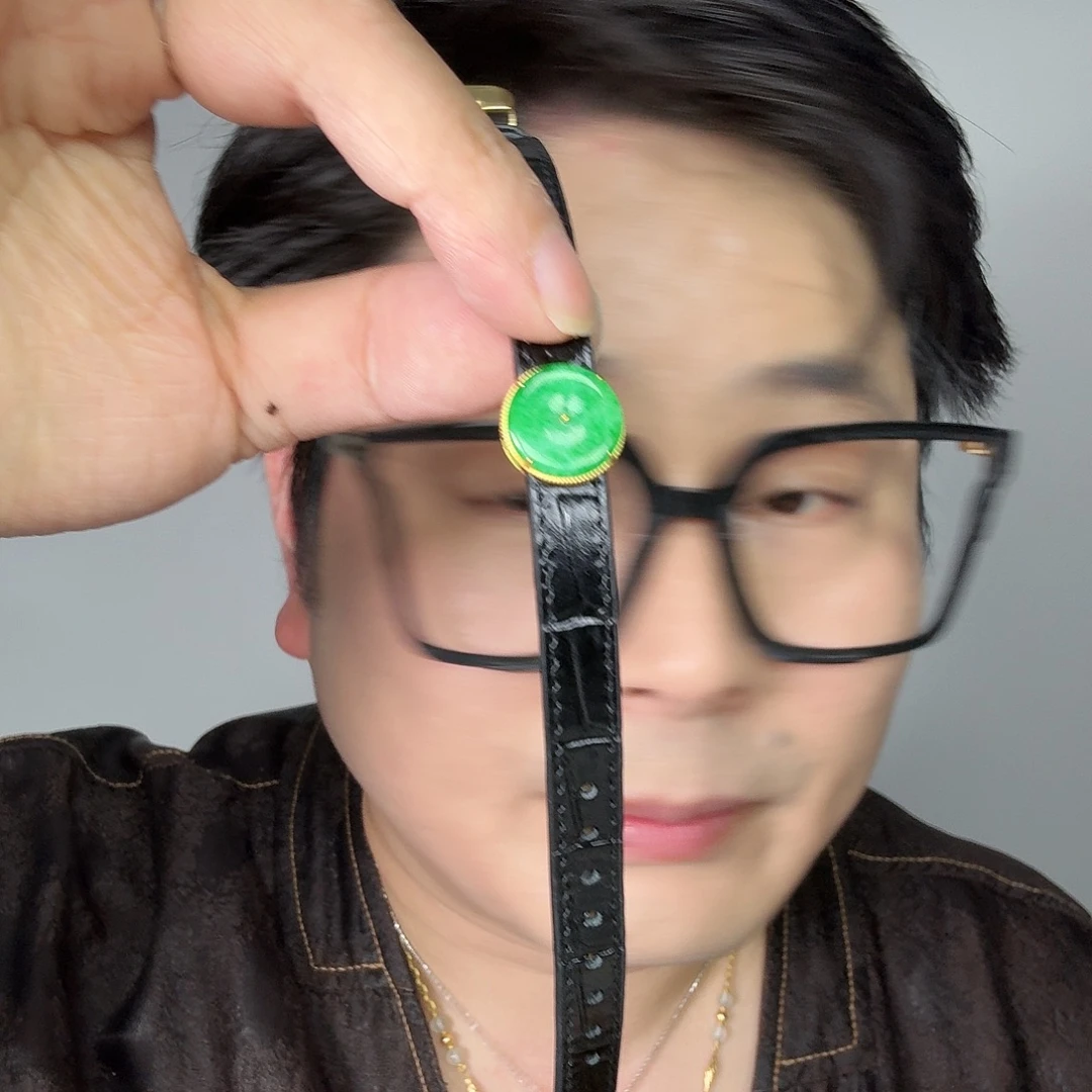 桃***夭翡翠18K金镶嵌颈饰一件