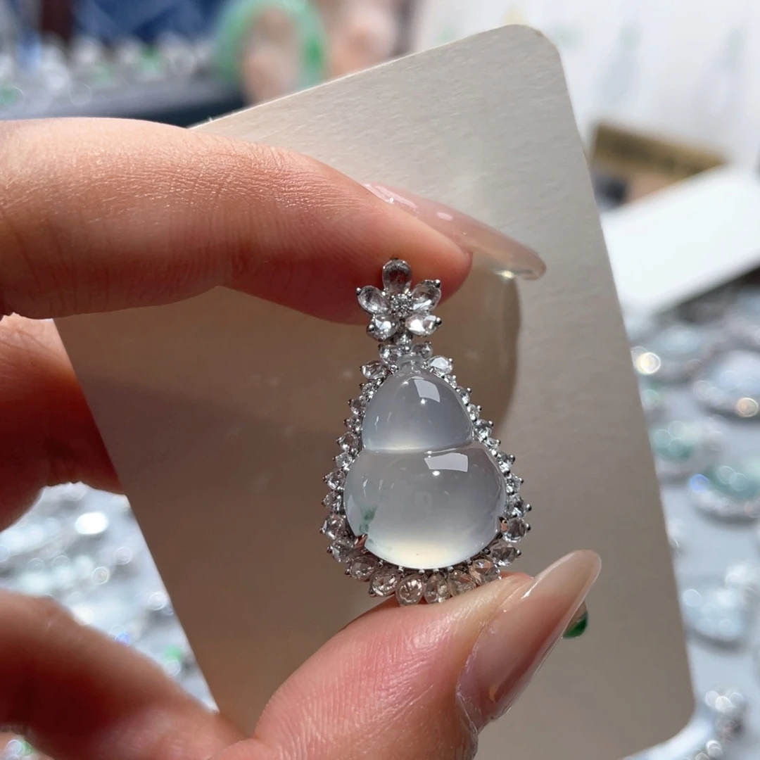 翡翠18K金镶嵌颈饰葫芦