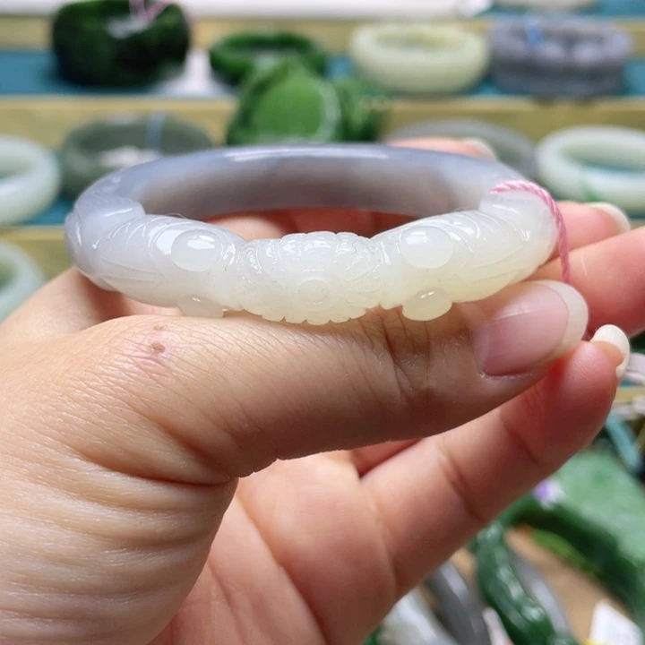 和田玉手镯55圈口。编号90未镶嵌