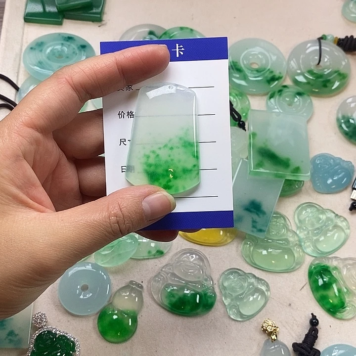 只***口翡翠未镶嵌颈饰无事牌