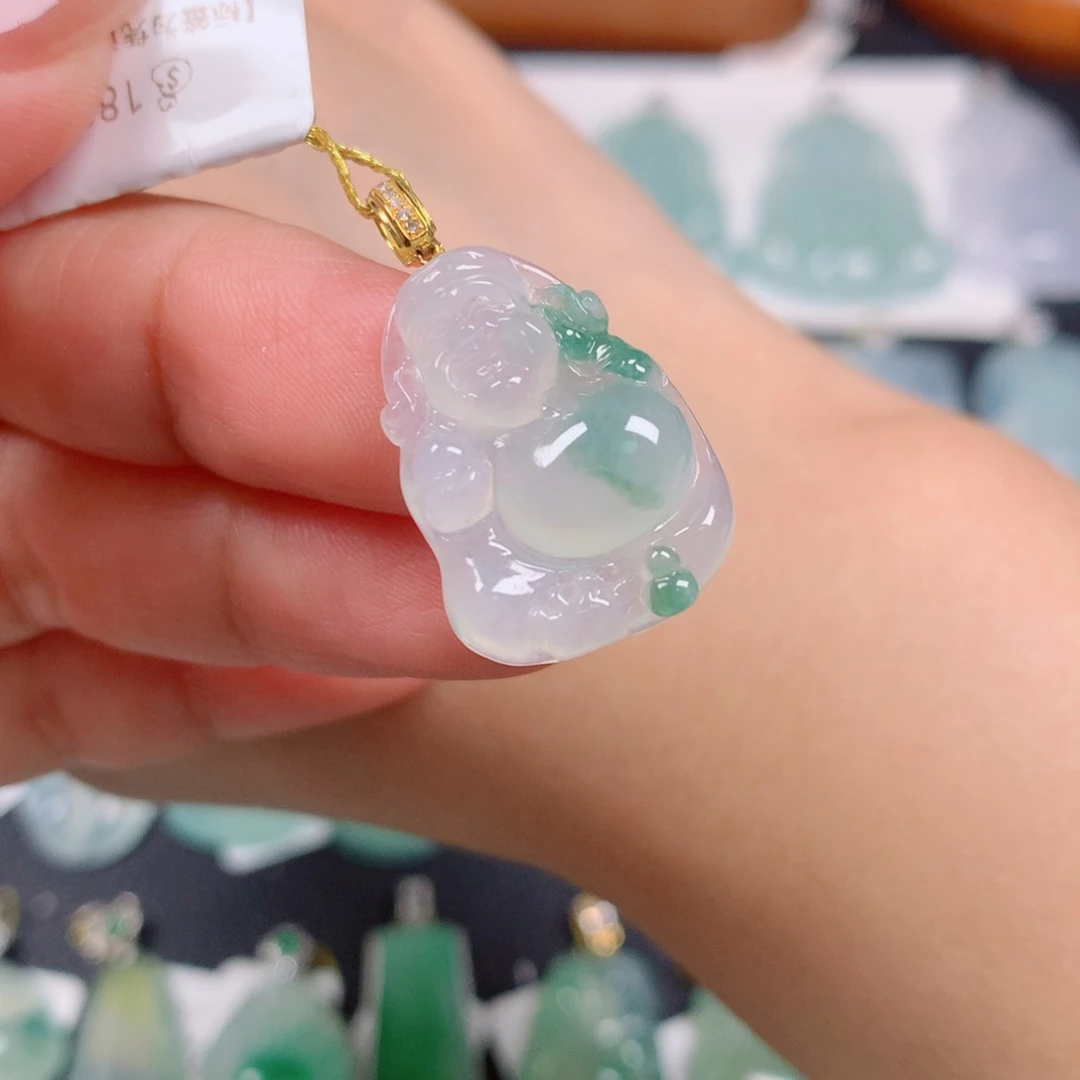 翡翠18K金镶嵌颈饰财神