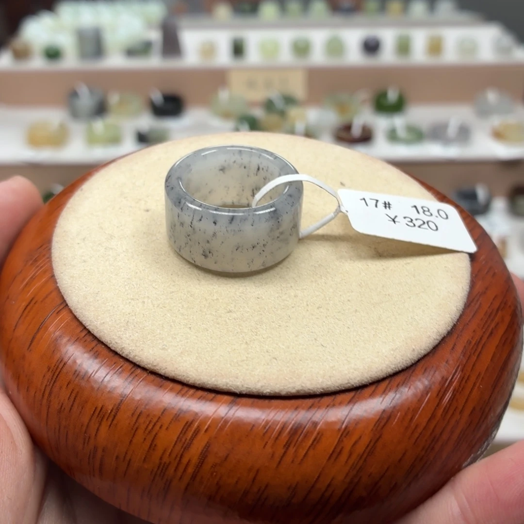 墨***埃未镶嵌戒圈和田玉18.0
