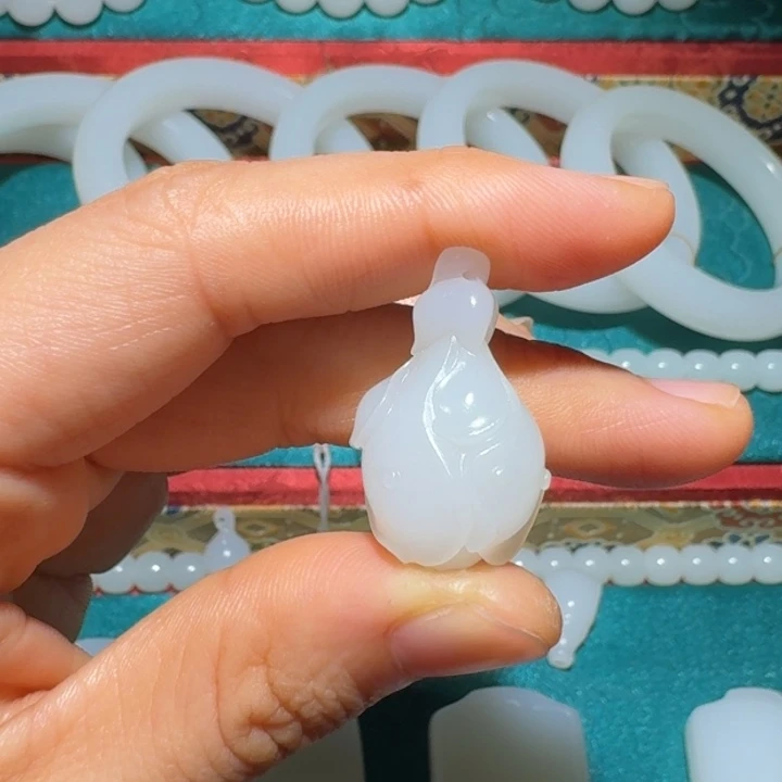 和田玉未镶嵌车挂