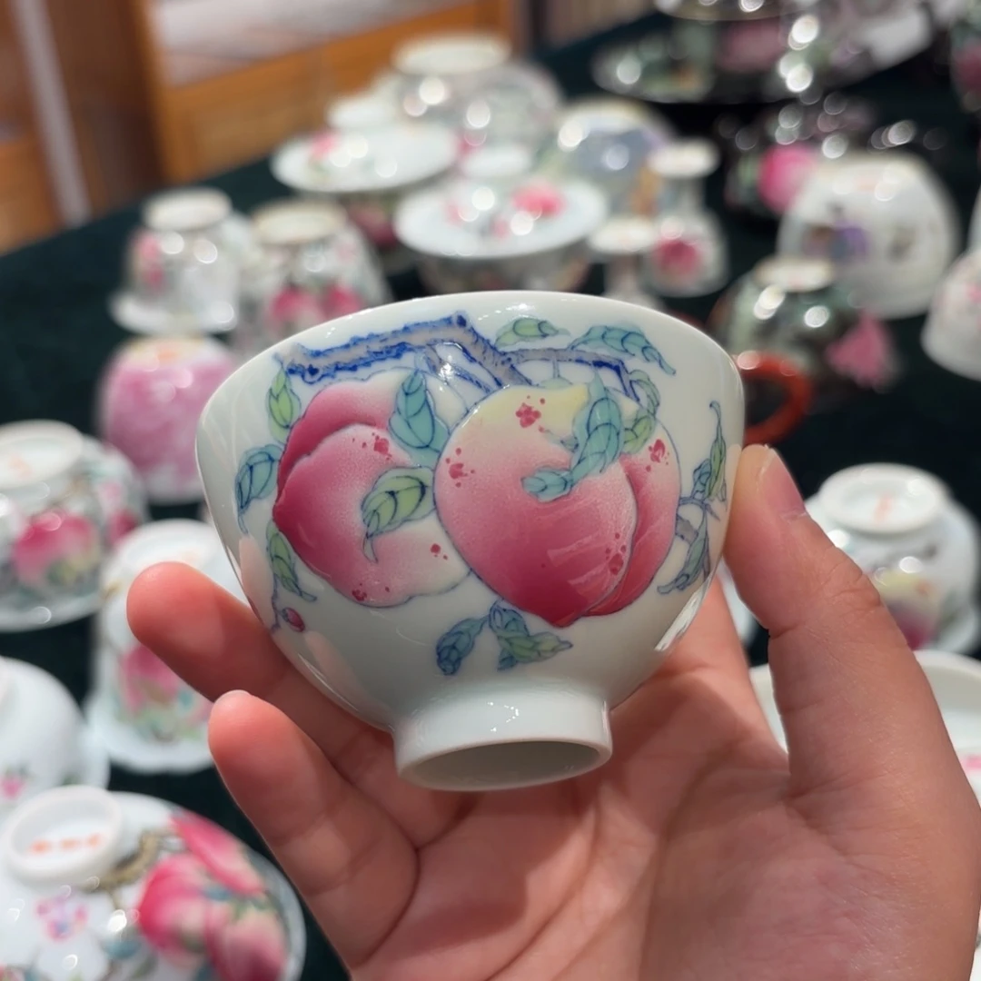 瓷斗彩两桃主人杯…………