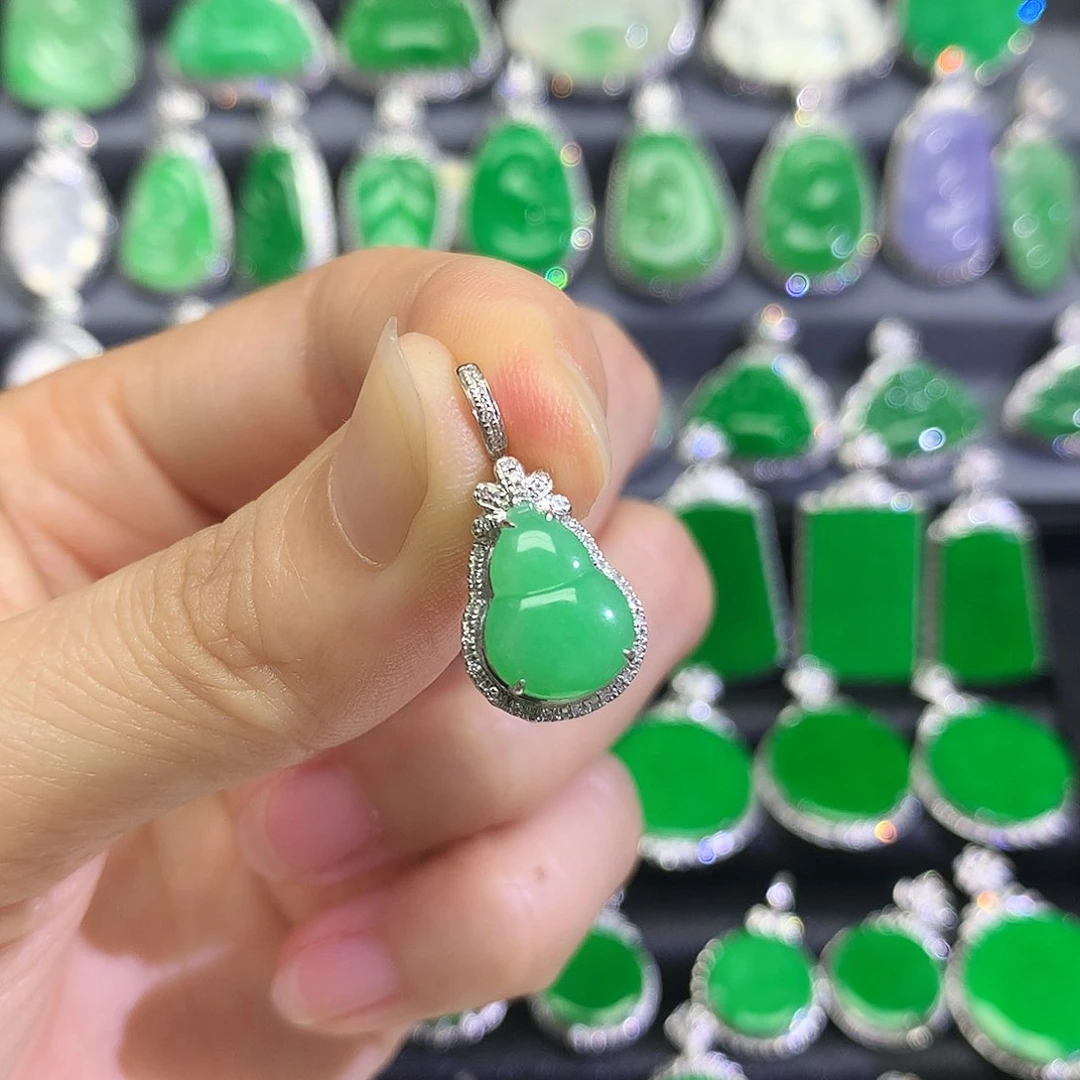 翡翠18K金镶嵌颈饰吊坠