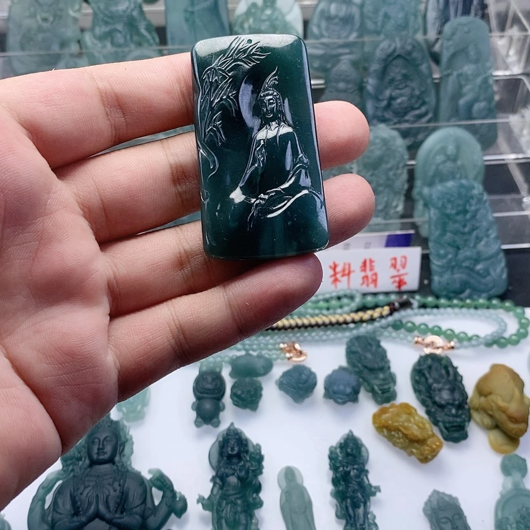 翡翠未镶嵌颈饰观音