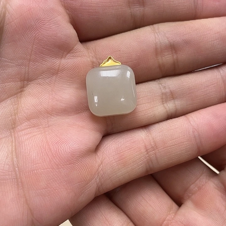 18K金镶嵌和田玉挂件