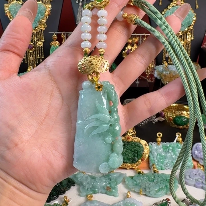 翡翠未镶嵌颈饰亏清