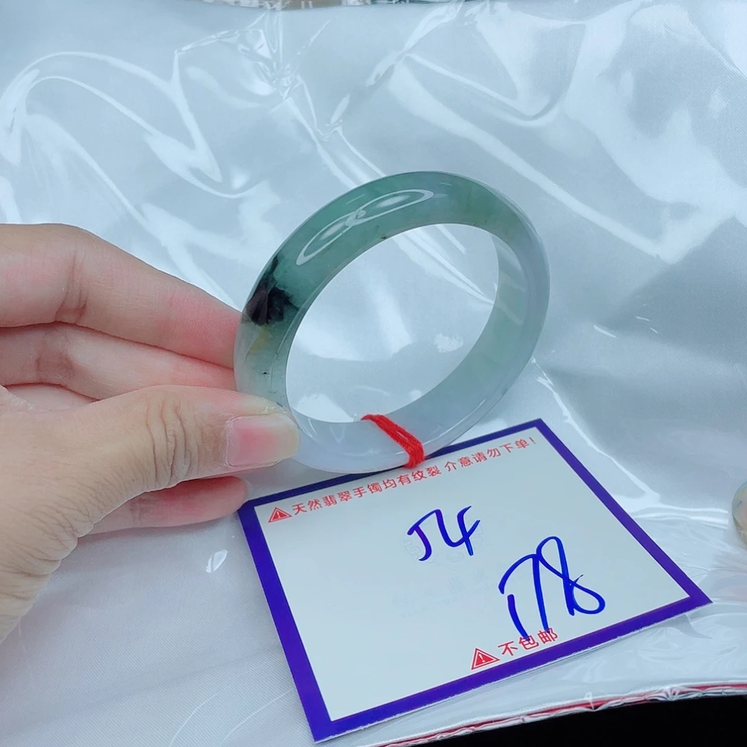 翡翠手镯未镶嵌翡翠