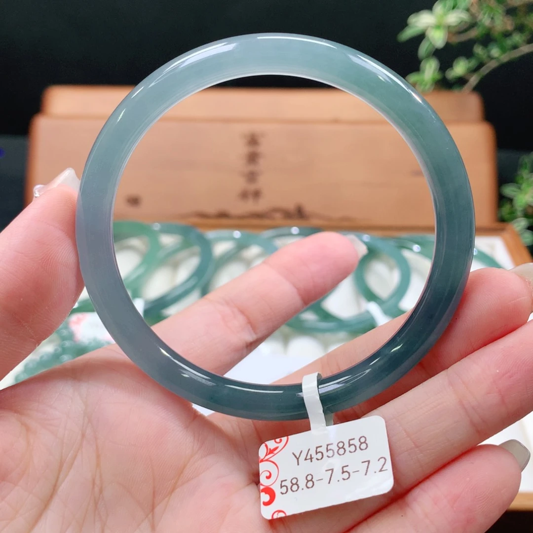 翡翠手镯未镶嵌天然