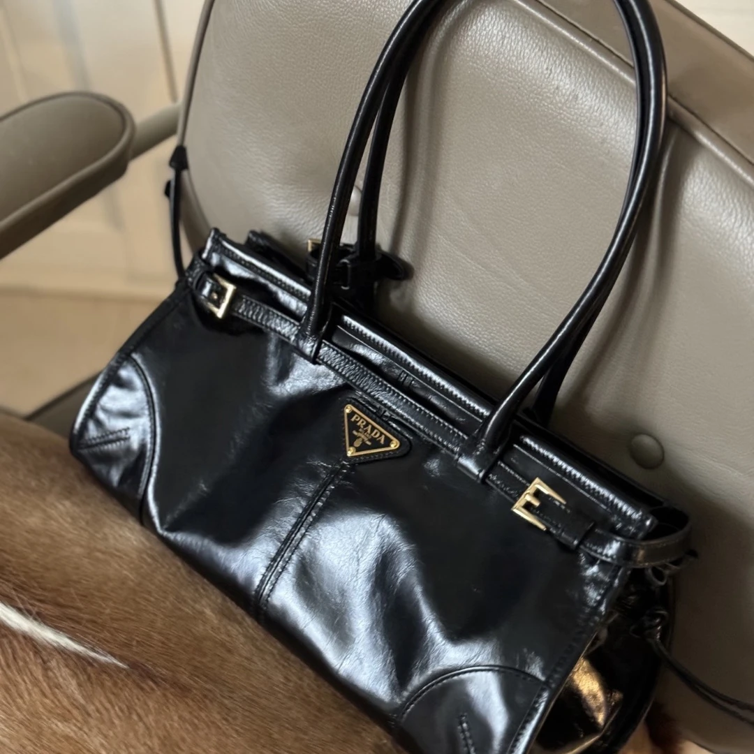 95新 Prada/普拉达 【娇】Soft Lux 中号 黑色 油蜡皮 金扣 520139