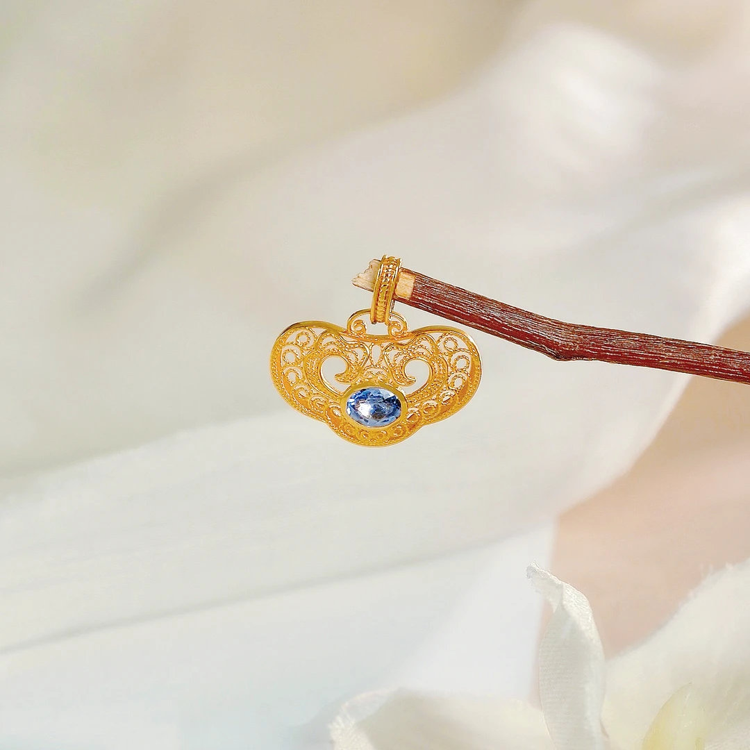 18K金蓝宝石如意锁吊坠（多样性发）G81045